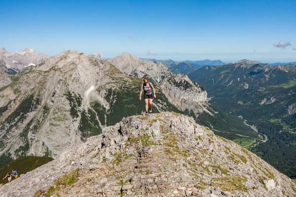 Bergwelten-Online-Chefredakteurin Katrin erreicht den Westrücken