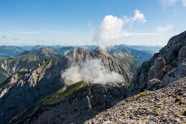 Am aussichtsreichen West-Rücken des Sonnjochs eröffnen sich wunderschöne Blicke in alle Richtungen