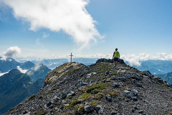 Bergwelten-Autorin Riki auf den letzten Metern zum Gipfel des Sonnjochs