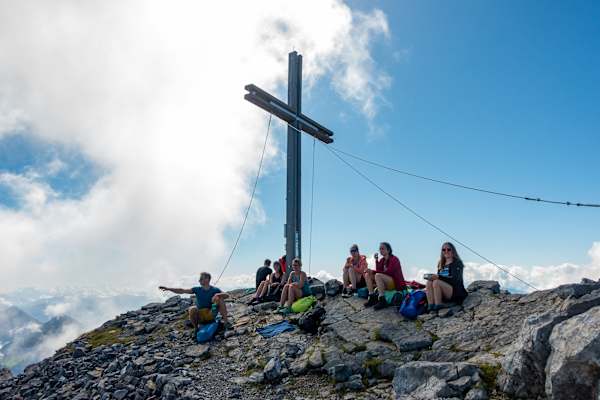 Die Bergwelten-Online-Redaktion mit Bergführer Thomas am Gipfel des Sonnjochs