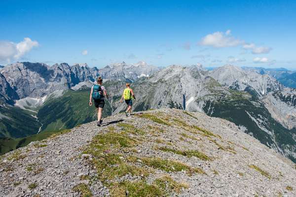Bergwelten-Autorinnen Riki und Katrin beim Abstieg vom Sonnjoch