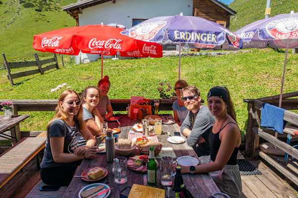 Die Bergwelten-Online-Redaktion in der Gramai-Hochleger-Schutzhütte