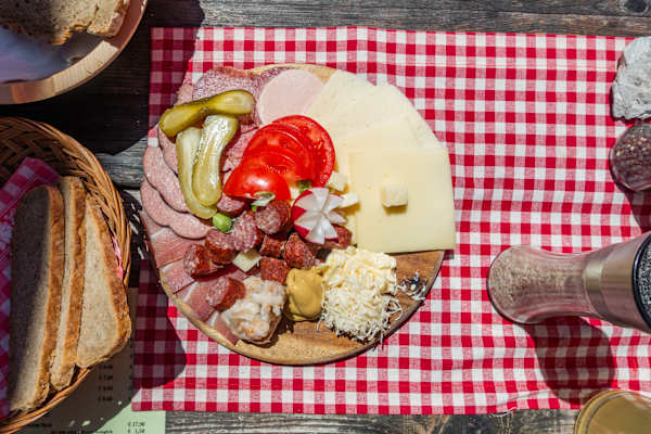 Brettljause auf der Gramai-Hochleger-Schutzhütte