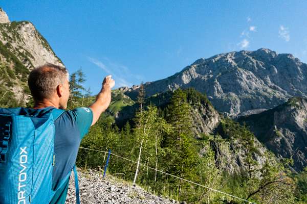 Bergführer Thomas zeigt uns das Sonnjoch