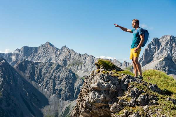 Bergführer Thomas zeigt uns die umliegenden Gipfel