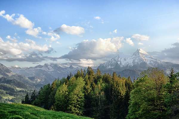 Blick auf den noch verschneiten Watzmann.
