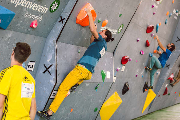 Teste dein Können auf unserer Boulderwand oder dem Kletterturm
