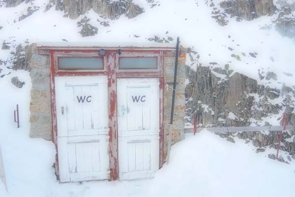 Toiletten der Albert-Heim-Hütte in der Schweiz