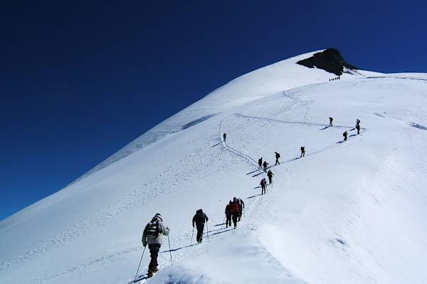 Allalinhorn in den Walliser Alpen: Bergsteiger an der Westflanke vom Feejoch