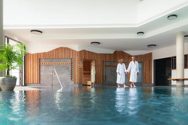 Den Tag entspannt ausklingen lassen - beispielsweise im Alpenbad Leutasch.