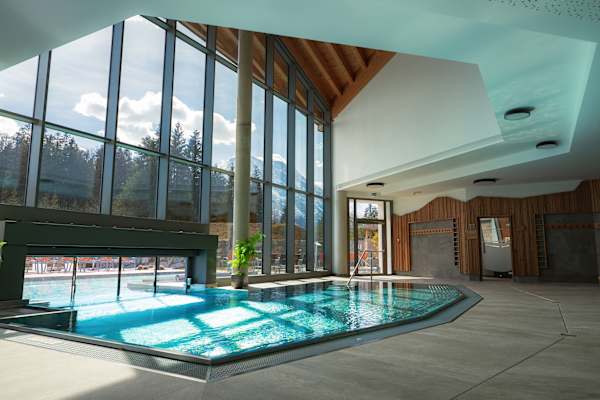 Alpenbad Leutasch mit Blick auf die Hohe Munde