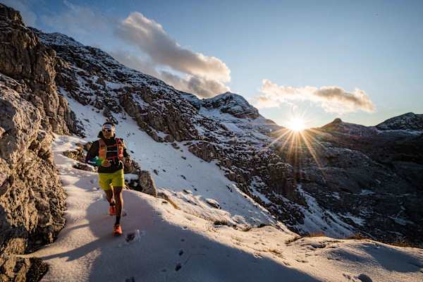 Der zweite Tag stellt die Athleten vor größte Herausforderungen: Das Teilstück vom Rifugio Solarie in Drenchia nach Dogna entlang der italienisch-slowenischen Grenze war nicht nur wegen seiner Länge von 115 Kilometern und über 9000 Höhenmetern anspruchsvoll, sondern trieb die Athleten auch aufgrund der winterlichen Bedingungen und frostigen Temperaturen an ihre Grenzen..