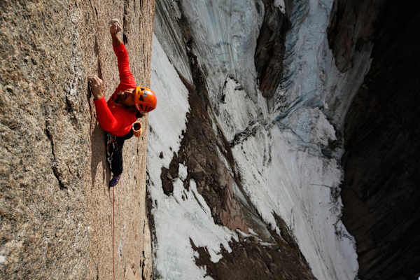 Am Mount Asgard, Baffin Island. Klettern im zehnten Grad in der wilden Arktis verlangen Erfahrung, Kraft und Können.