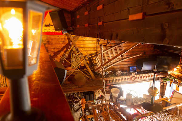 Gegenstände aus früheren Zeiten und die Schnitzereien des Großvaters zieren das Innere von Onkel Willy's Hütte.