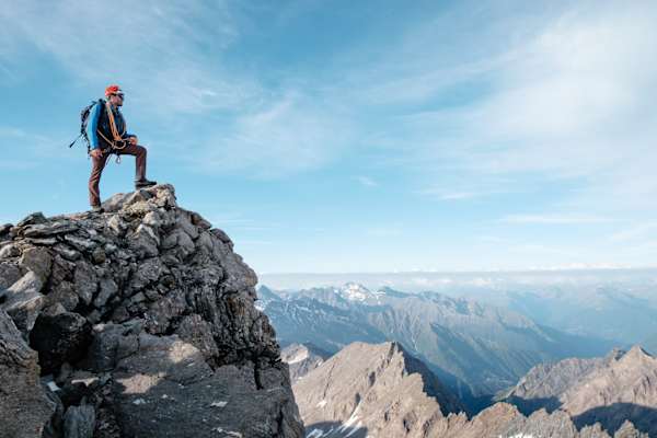 Bergführer Wolfgang genießt die morgendliche Aussicht