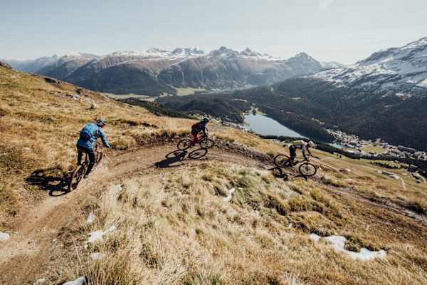 Auf dem WM-Flow-Trail hinunter nach St. Moritz geht es richtig zur Sache