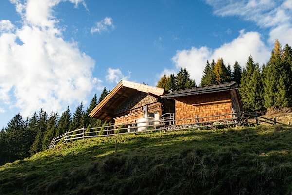 Abendsonne bei einer Berghütte