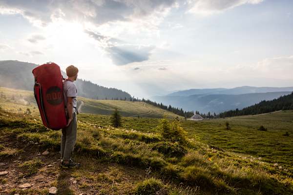 Immer wieder eröffnet sich ein weiter Ausblick auf die Landschaft, wenn man mit dem Crashapd auf dem Rücken auf der Koralpe nach Blöcken sucht