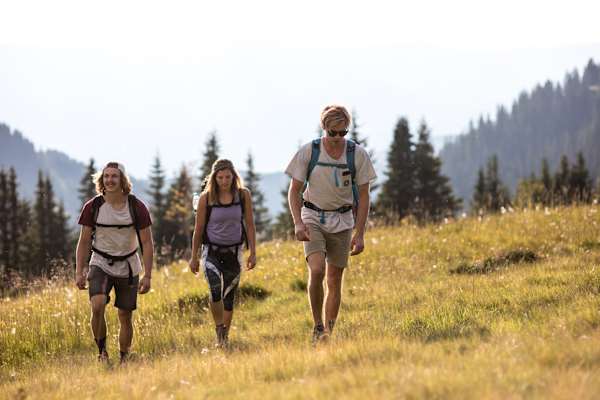 Wer auf der Koralpe bouldern will, muss die Beine in die Hand nehmen