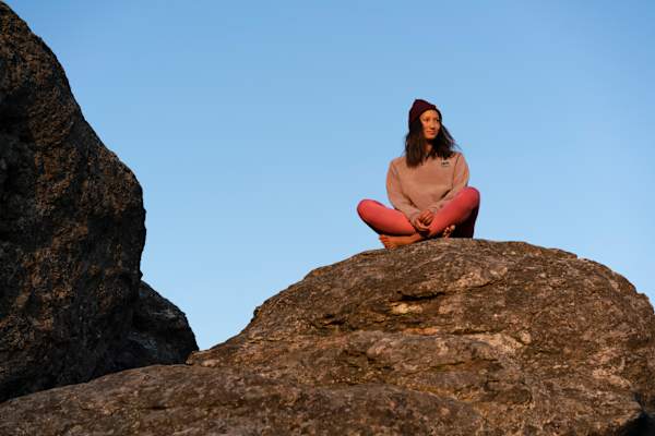 Sweatshirt „Westmate Polartec“ (Burton), Mütze „Light-weight Beanie“ (Bleed) und Leggings „Tie-Dye Pants“ (Mandala)