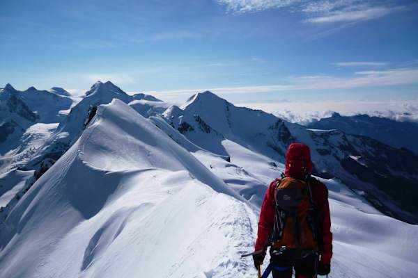 Breithorn: Bergsteiger am Grat vom Haupt- zum Mittelgipfel