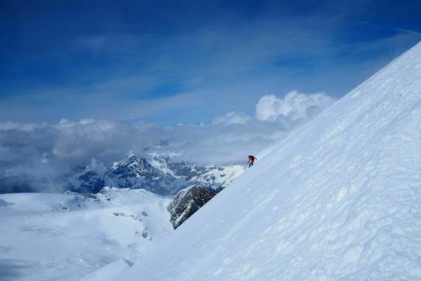 Schweiz: Abfahrt vom Breithorn in den Walliser Alpen