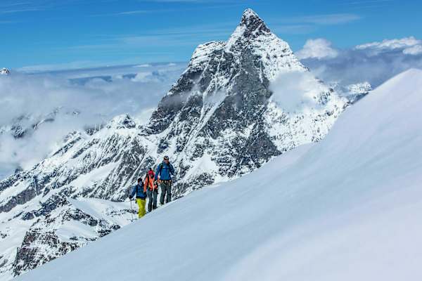 Schweiz: Skitourengeher beim Aufstieg zum Breithorn-Gipfel