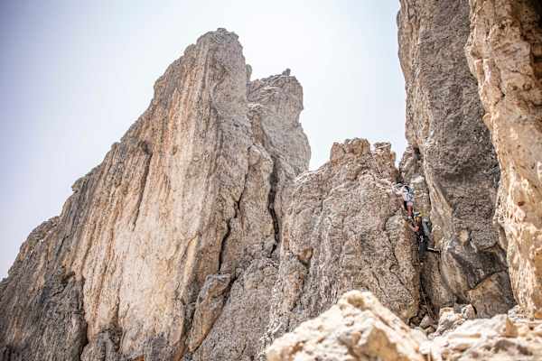 Klettersteig Dolomiten, Eggental: Anstieg von zwei Kletterer zwischen den Steinzinnen.