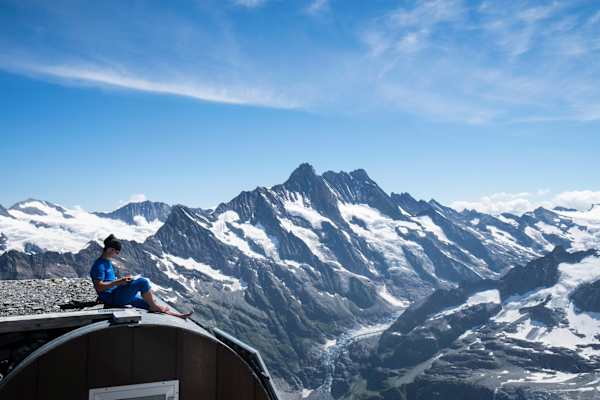 Chris genießt die Nachmittagsonne am Dach der Biwakschachtel nächst der Mittellegihütte