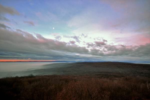 Sonnenaufgang am Buchkogel im Leithagebirge mit Blick zum Rosaliengebirge. Unter dem Nebel rechts der Neusiedlersee