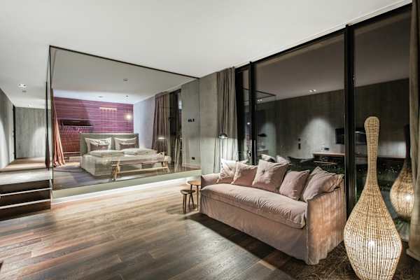 Senses Violett Suites - natürliche Materialen wie Stein, Holz und Glas sorgen für Behaglichkeit