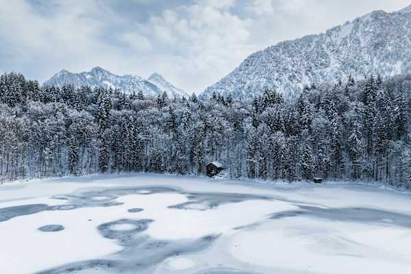 Kalt und klar ist die Luft beim zugefrorenen Freibergsee.