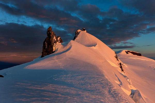 Mitternachtssone auf dem isländischen Snæfellsjökulls