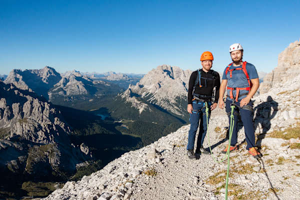 Bergwelten-Redakteur Daniel (links) und sein Begleiter Pazi (rechts) am oberen Band der Großen Zinne