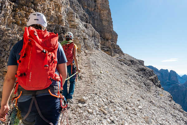 Bergsteiger am kurzen Seil am oberen Band der Großen Zinne