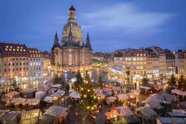 Weihnachtsmarkt vor der Frauenkirche in Dresden.