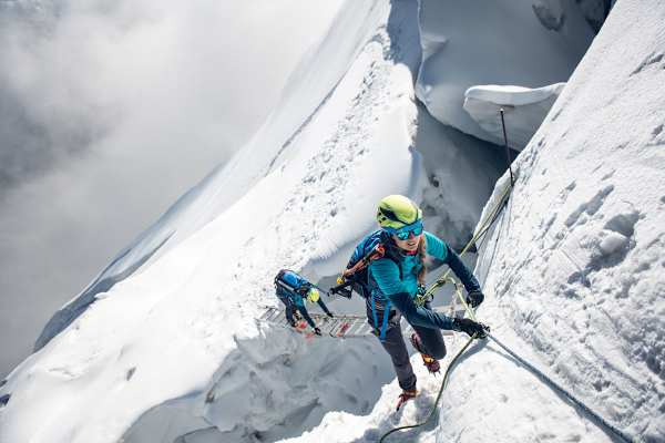 Über Gletscherspalten und Eisleitern geht es immer weiter hinauf
