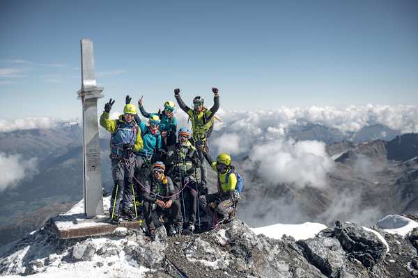 Der höchste Berg Südtirols – freudig werden die Hände in die Höhe gestreckt