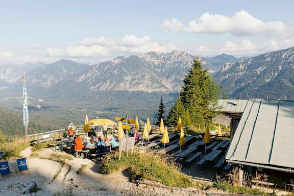 Von der Brunnenkopfhütte genießt man eine traumhafte Aussicht.