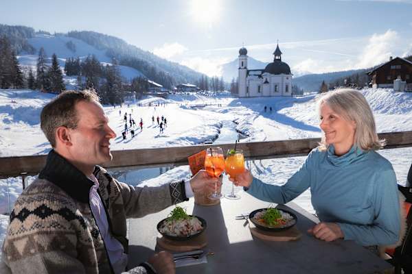 Einkehren und das rege Treiben vor dem Seekirchl in Seefeld beobachten