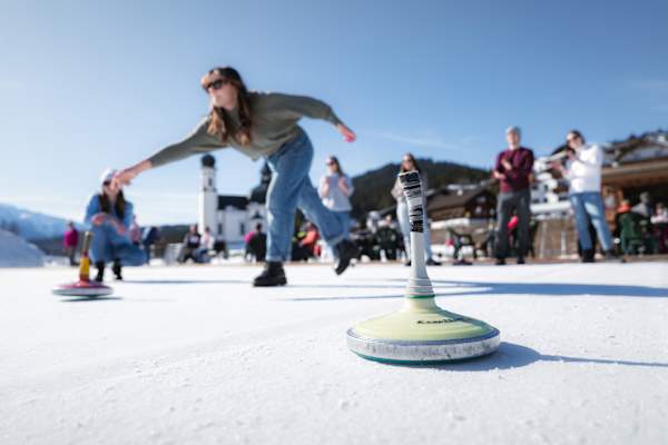 Eisstock schießen beim Olympiabad in Seefeld