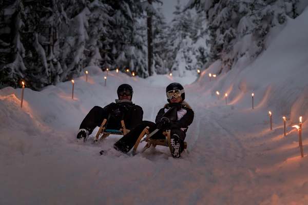 Fakelrodeln steht auch am Programm der Schneeschuhwanderwochen in der Silberregion Karwendel.