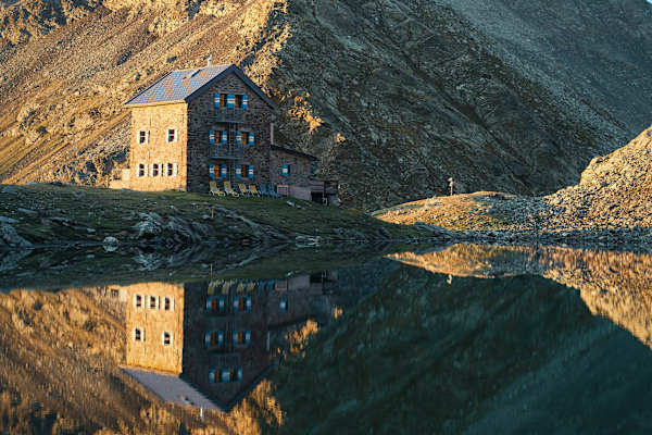 Die Flaggerschartenhütte in den Sarntaler Alpen in Südtirol (Italien)