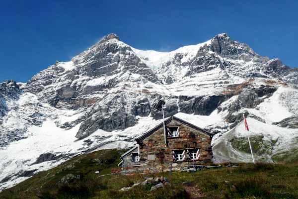 Die Fridolinshütte in den Glarner Alpen im Kanton Glarus (Schweiz)