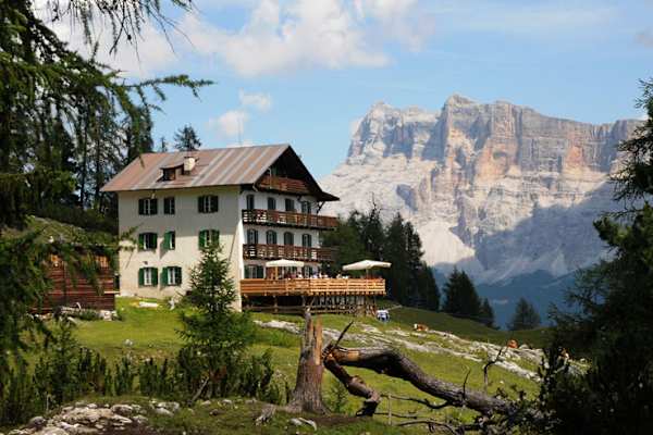 Die Gardenacia Hütte in den Dolomiten in Südtirol (Italien)