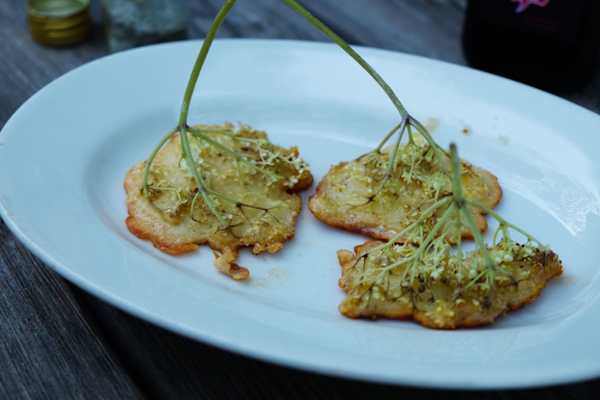 Kräuterwandern: Gebackene Holunderküchlein