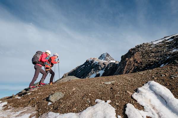 Gerlinde Kaltenbrunner und Klaus Haselböck stiefeln Richtung Adlersruhe.jpg