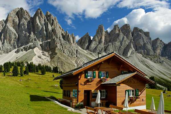 Die Gschnagenhardtalm vor der Geislergruppe in den Dolomiten in Südtirol