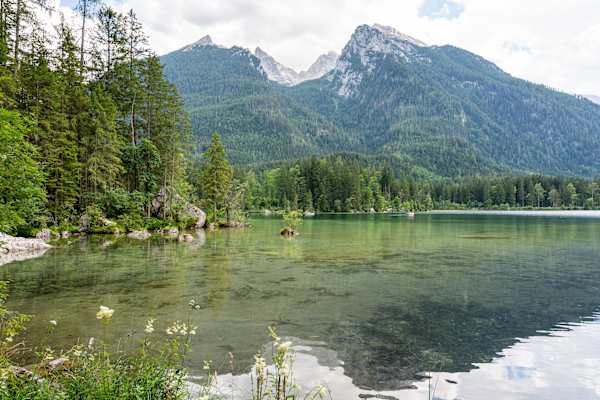 Der Hintersee in Bayern mit dem Hochkaltermassiv im Hintergrund