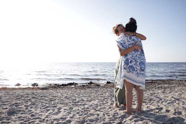 Große Freude: Laura trifft nach langer Zeit ihre Freundin Tia wieder